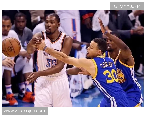 勇士与雷霆激战正酣NBA16赛季经典对决回顾与分析
